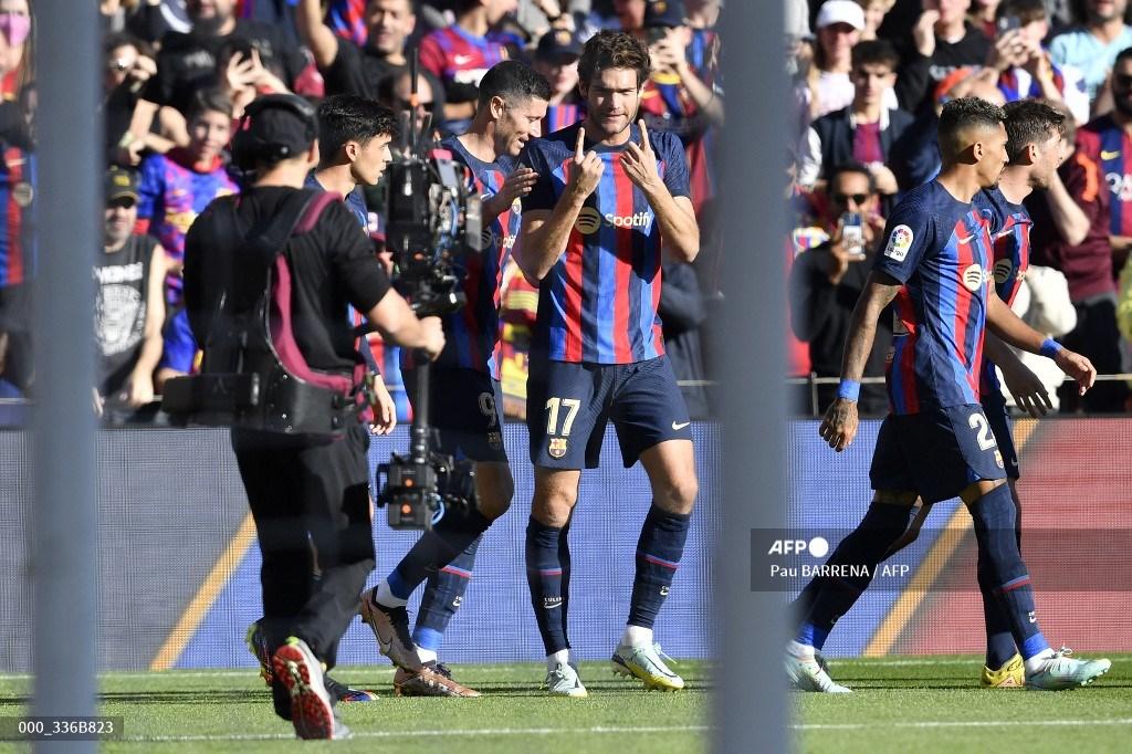 bek-spanyol-barcelona-marcos-alonso-tengah-merayakan-gol.jpg