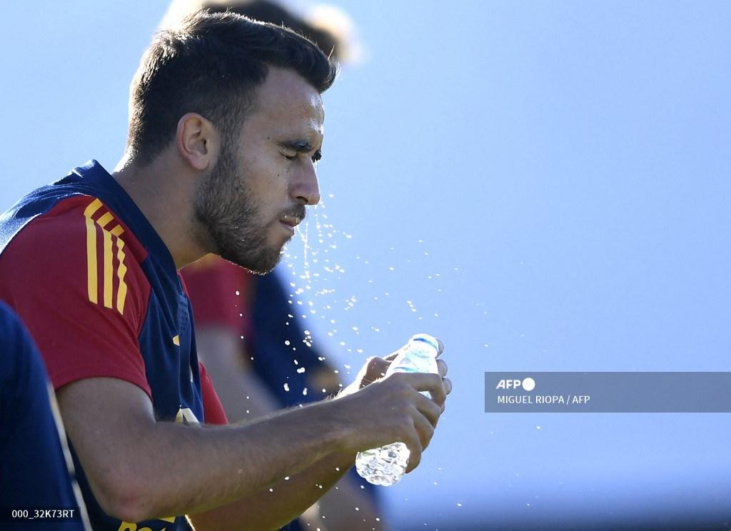 bek-spanyol-jose-luis-gaya-pena-melakukan-pendinginan-selama-sesi-latihan.jpg