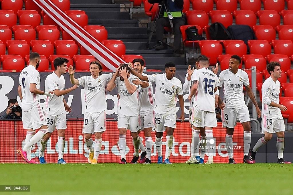 bek-spanyol-real-madrid-nacho-fernandez-diberi-selamat-oleh-rekan-satu-timnya.jpg