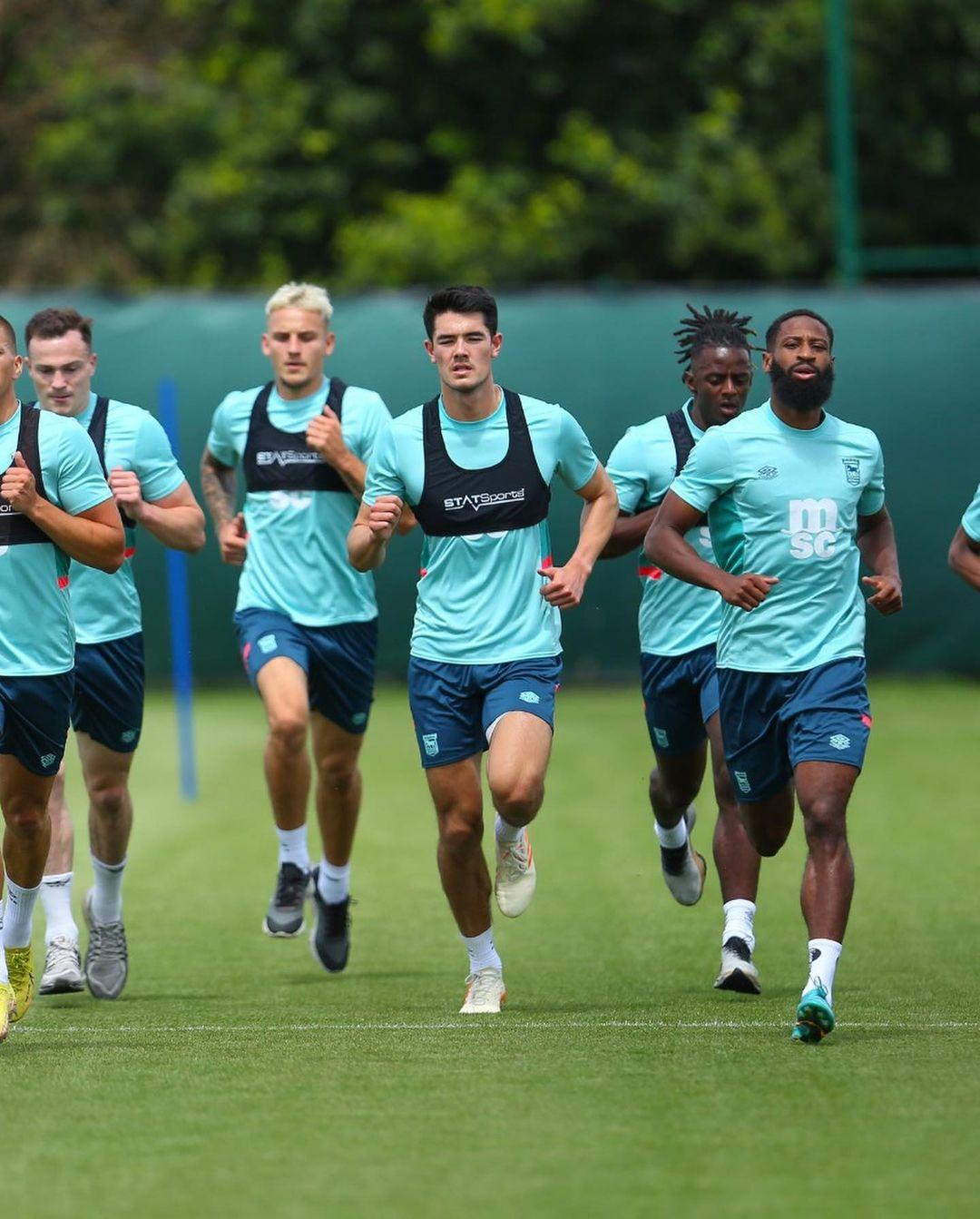 bek-timnas-indonesia-elkan-baggott-berlatih-dengan-para-pemain-ipswich-town.jpg