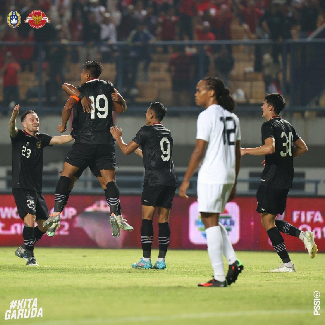 bek-timnas-indonesia-fachruddin-aryanto-19-merayakan-gol-dengan-rekannya.jpg