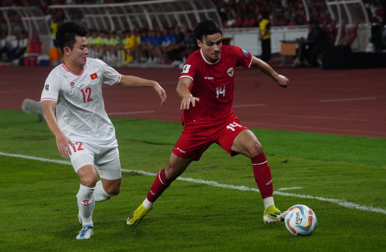 bek-timnas-indonesia-nathan-tjoe-a-on-berhadapan-dengan-pemain-vietnam.jpg