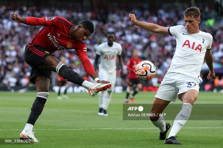 bek-tottenham-hotspur-micky-van-de-ven-menghadang-striker-manchester-united-marcus-rashford.jpg