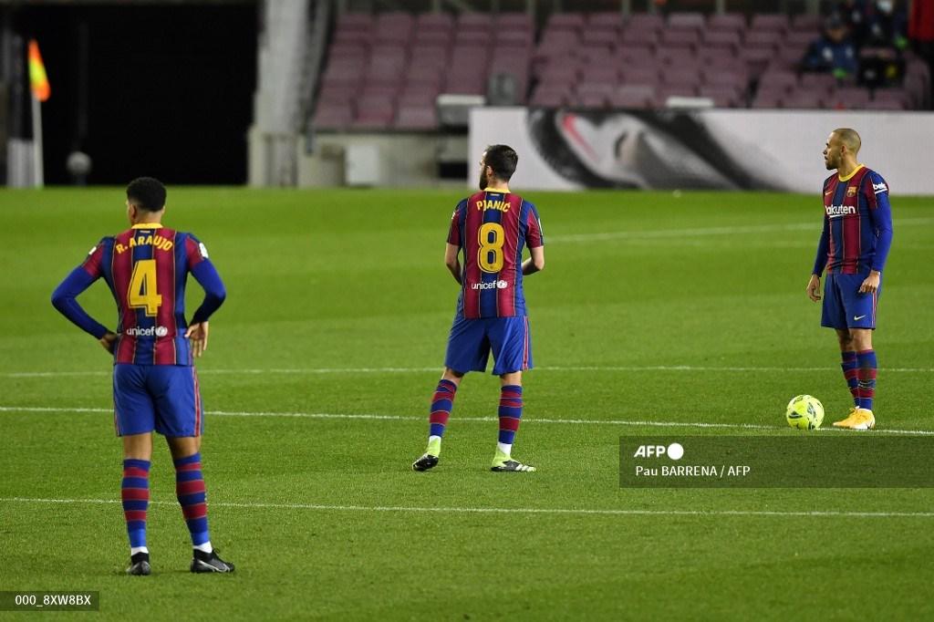 bek-uruguay-barcelona-ronald-araujo-gelandang-bosnia-barcelona-miralem-pjanic.jpg
