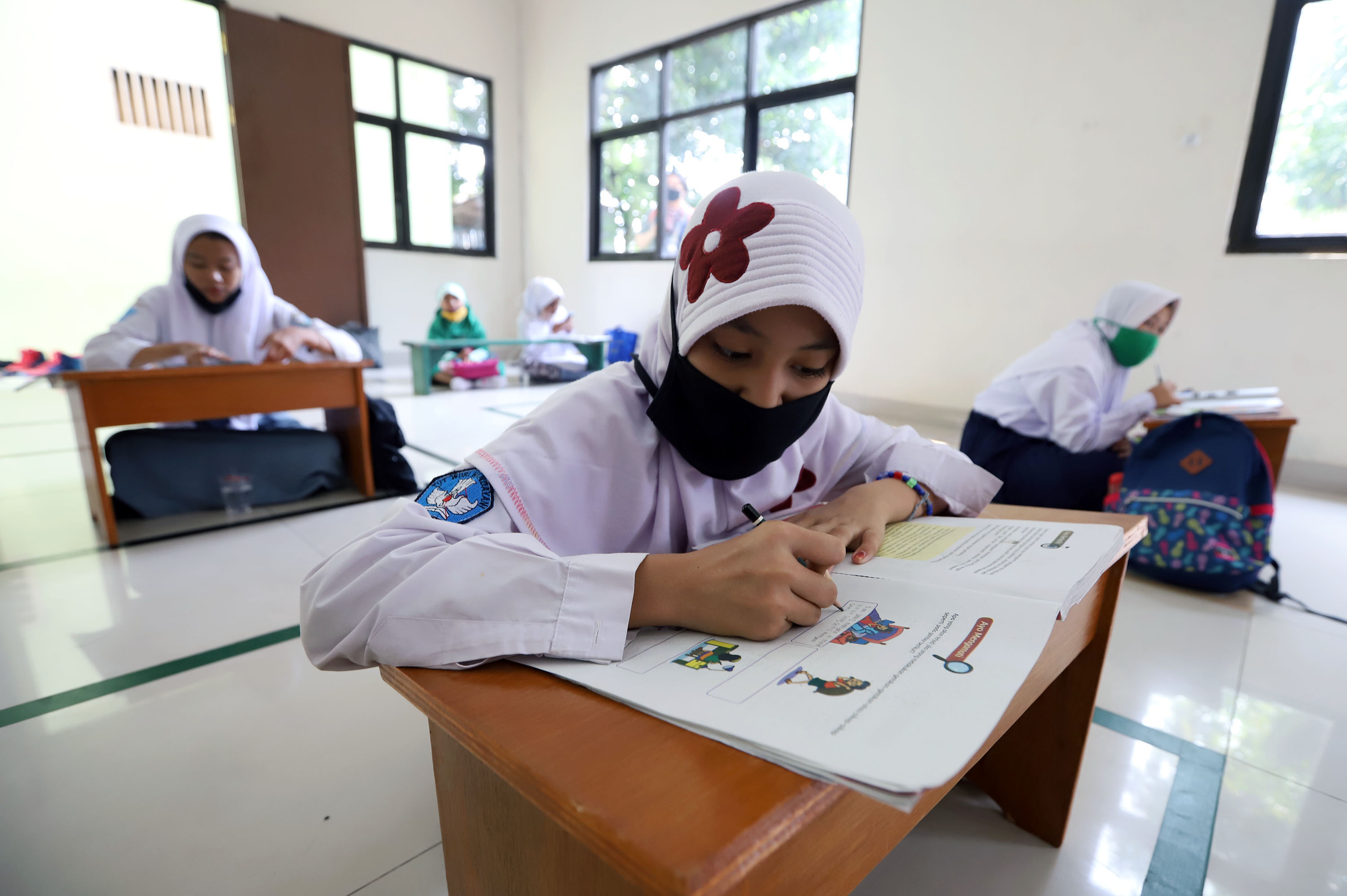 belajar-bersama-di-kantor-kelurahan-jatirahayu-bekasi_20200805_221700.jpg