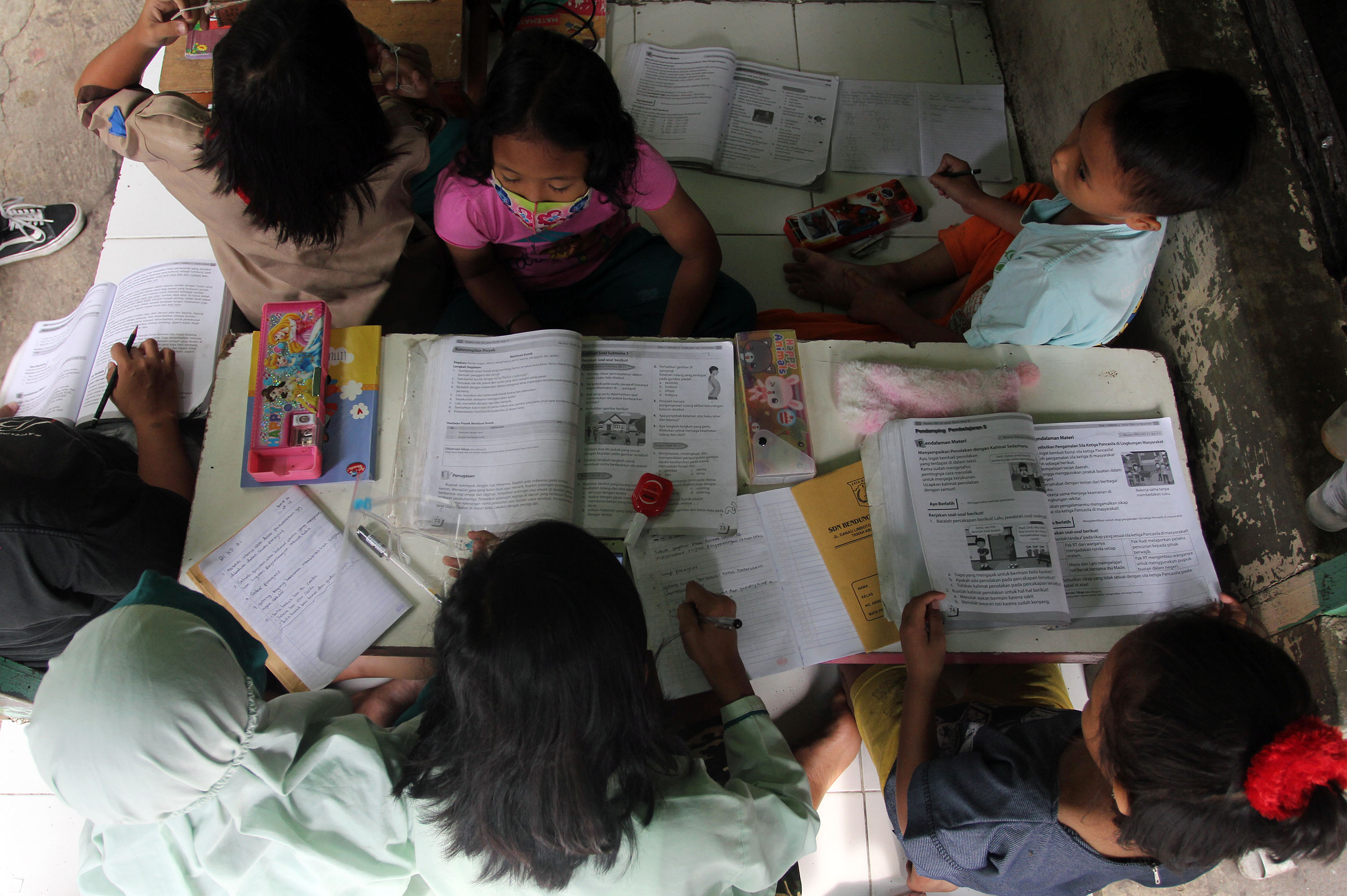 belajar-bersama-di-pos-keamanan_20200819_174102.jpg