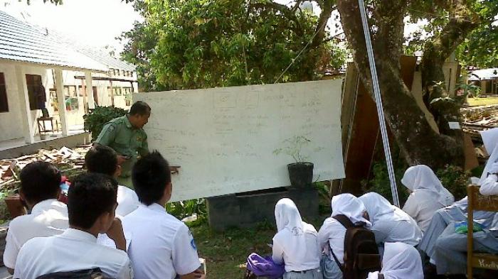belajar-di-bawah-pohon_20150901_201510.jpg