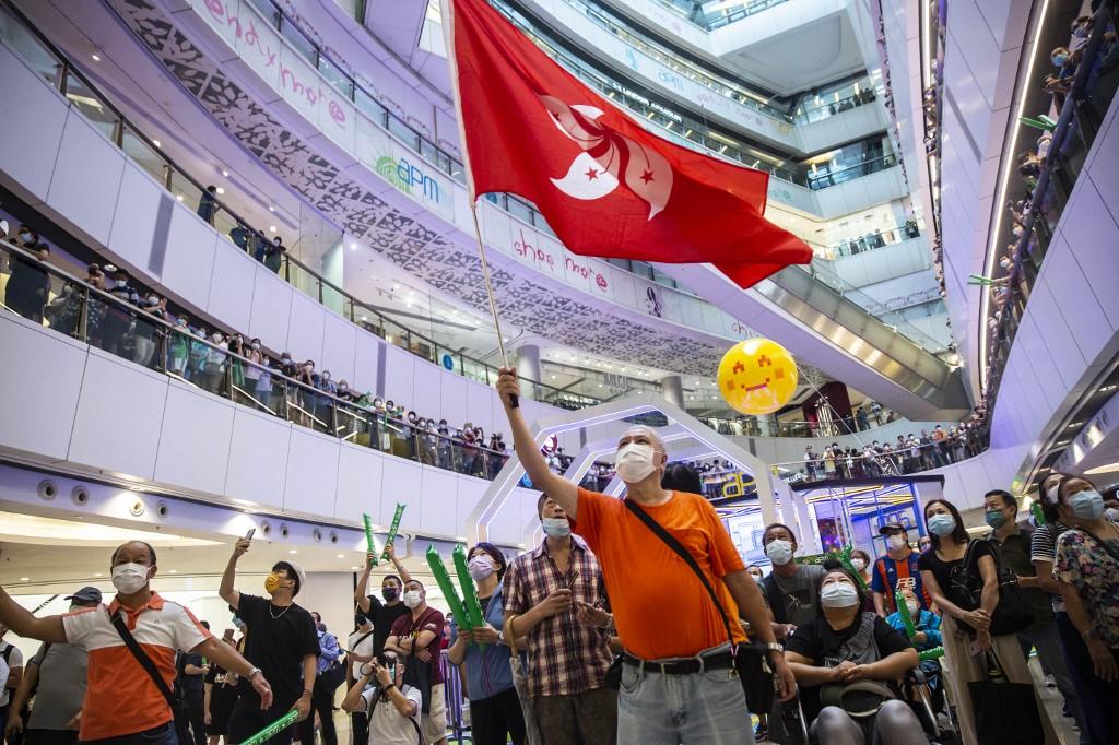bendera-hong-kong-di-sebuah-pusat-perbelanjaan.jpg