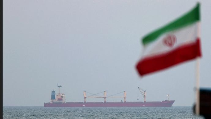 bendera-iran-berlatar-belakang-sebuah-kapal-pelayaran-komersial-di-laut-merah.jpg