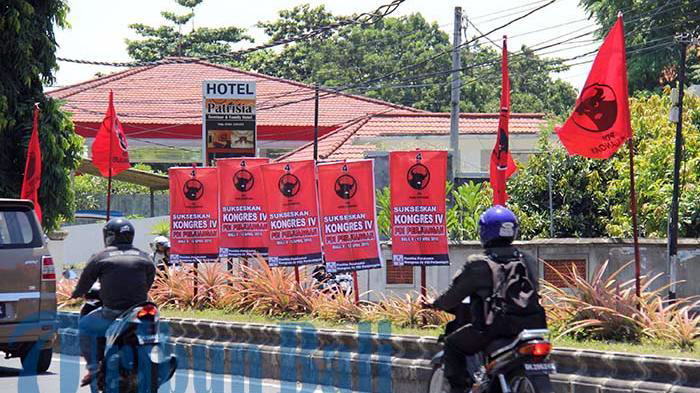 bendera-pdi-perjuangan-jelang-kongres-pdip-di-bali_20150407_110219.jpg