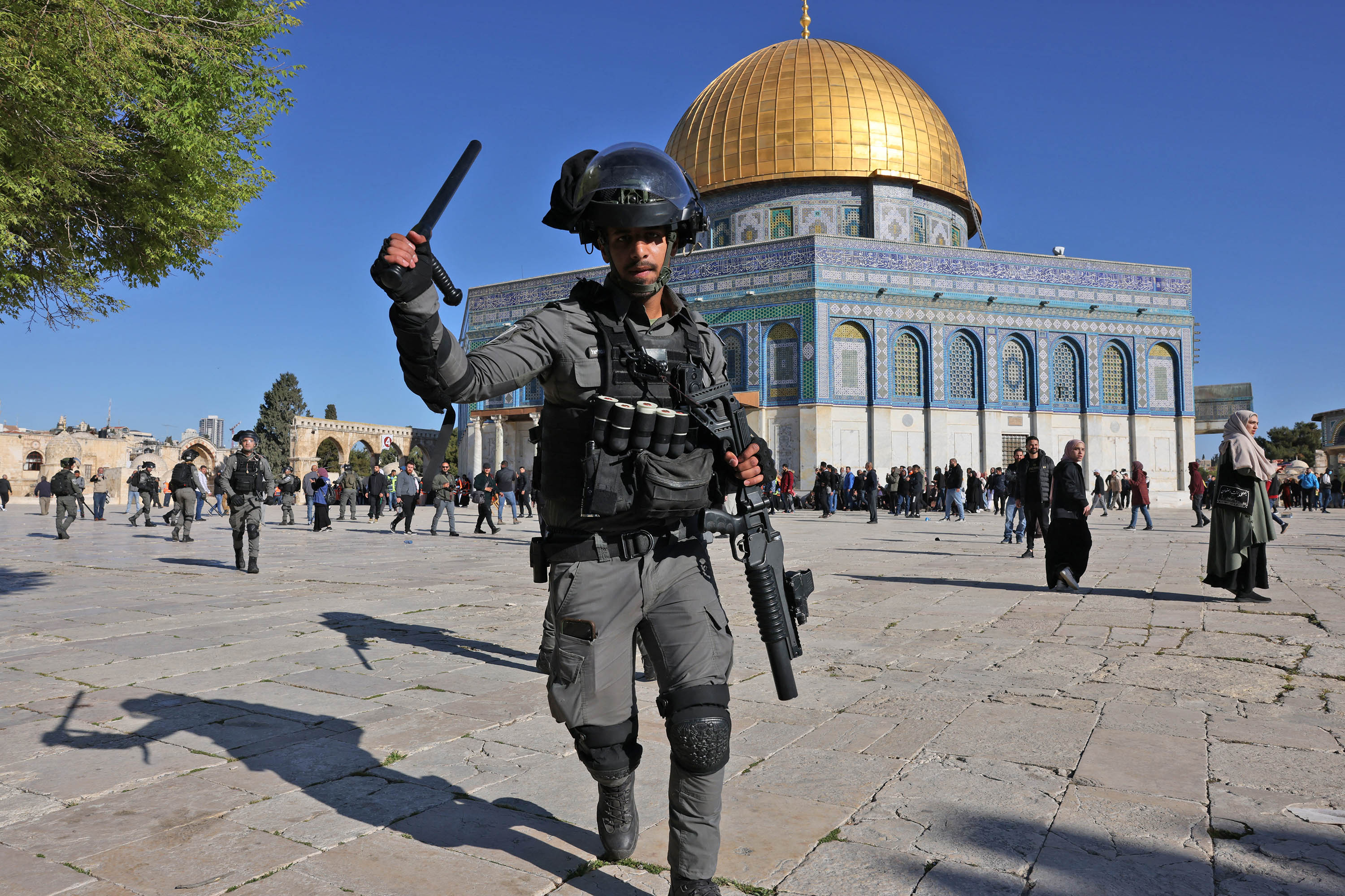 bentrok-warga-palestina-dan-polisi-israel-di-masjid-al-aqsa_20220416_151003.jpg