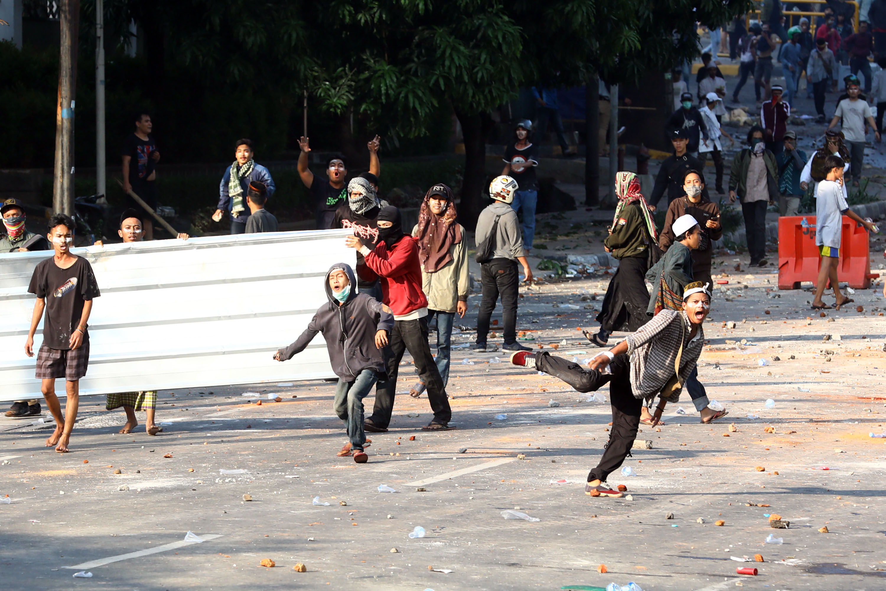 bentrokan-antara-polisi-dan-massa-di-tanah-abang_20190522_111244.jpg