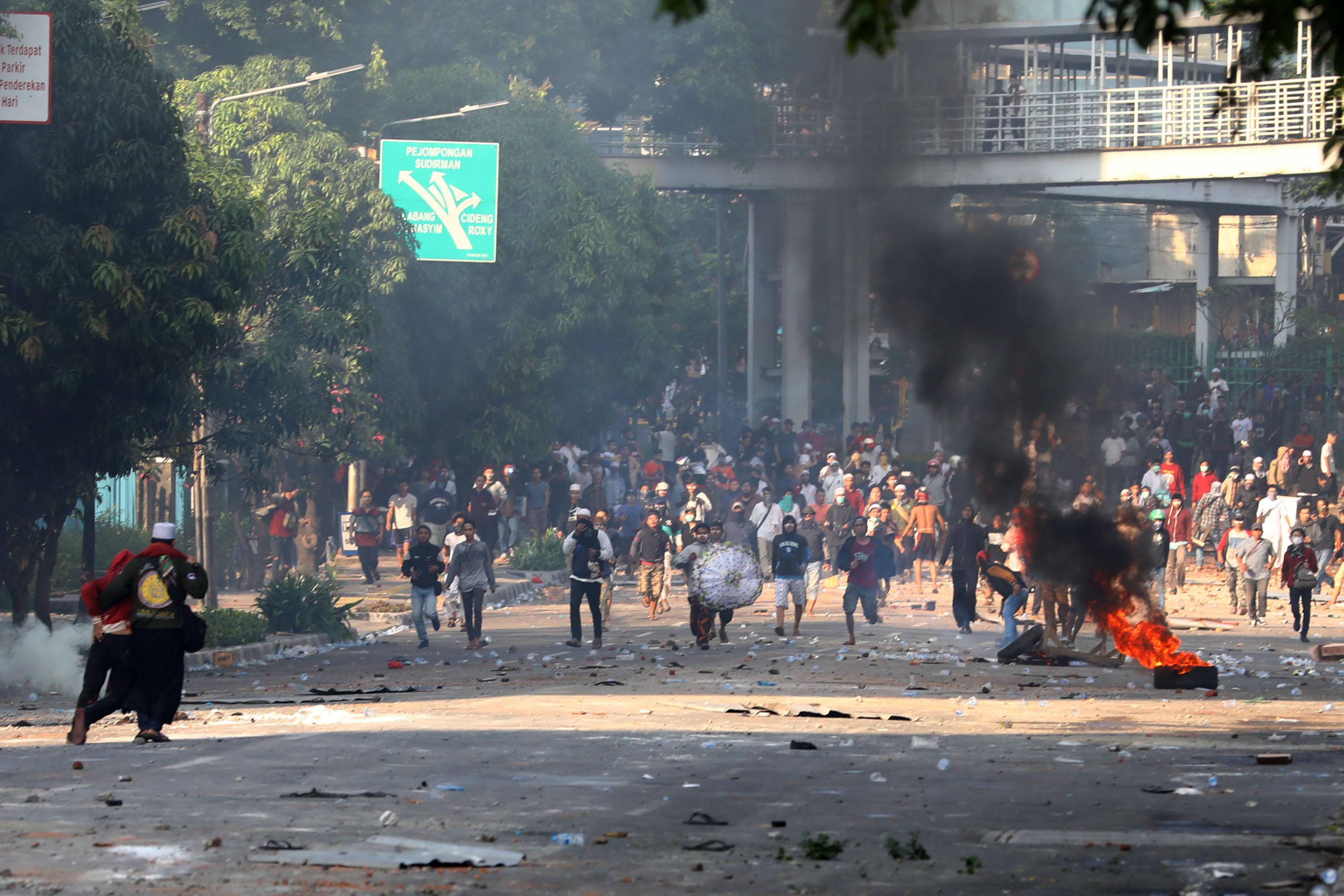 bentrokan-antara-polisi-dan-massa-di-tanah-abang_20190522_111842.jpg
