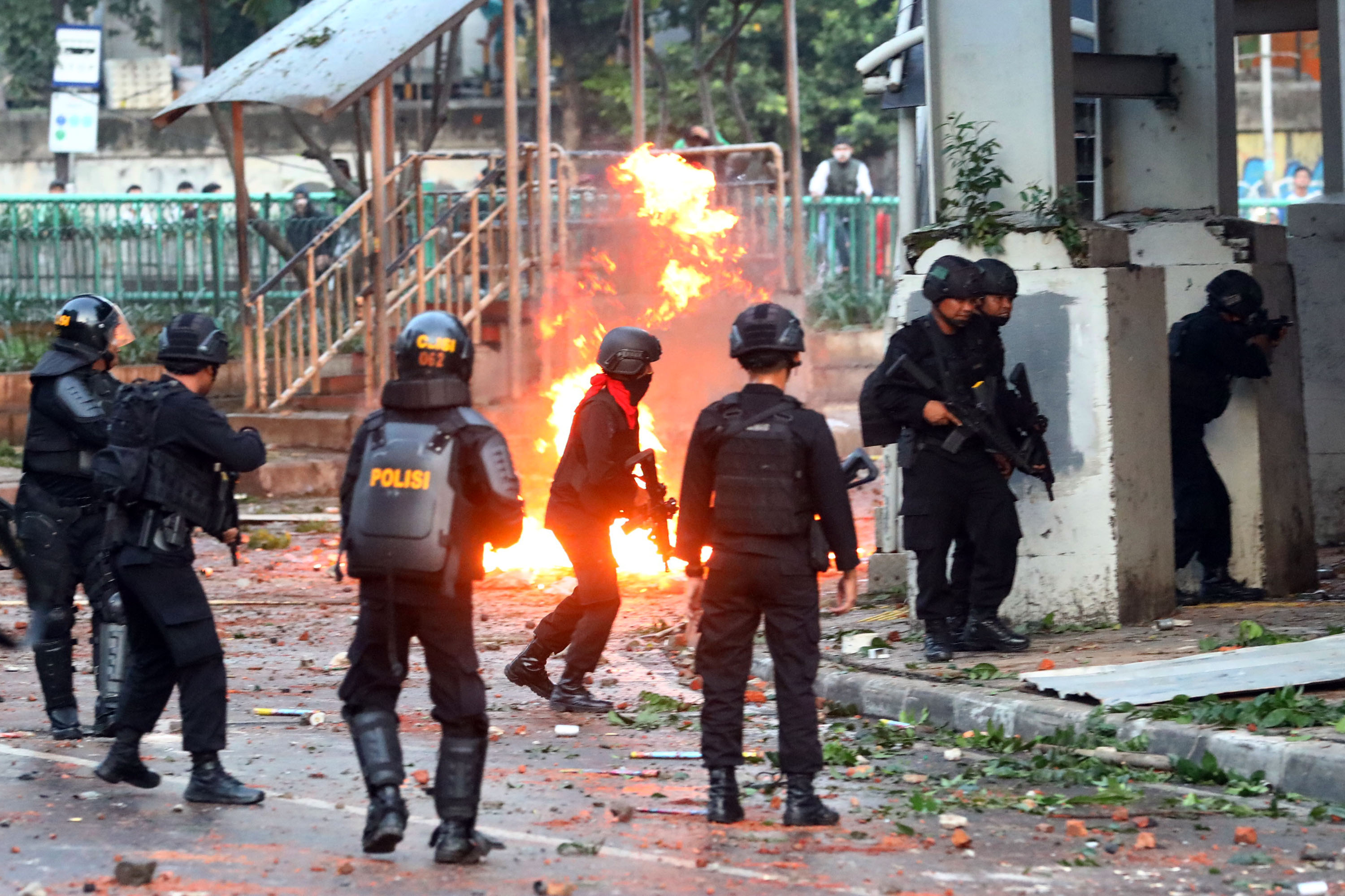 bentrokan-antara-polisi-dan-massa-di-tanah-abang_20190522_113717.jpg
