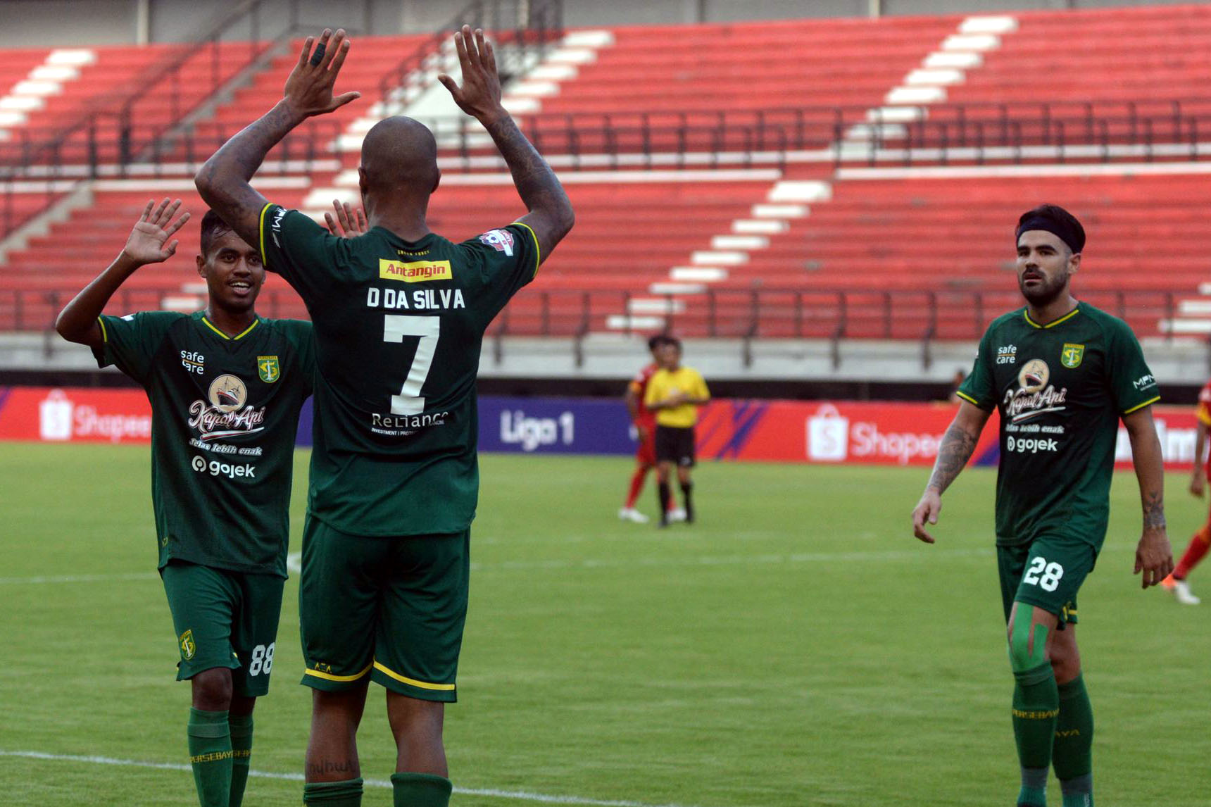 berbagai-gaya-selebrasai-david-da-silva-usai-cetak-gol_20191209_165011.jpg