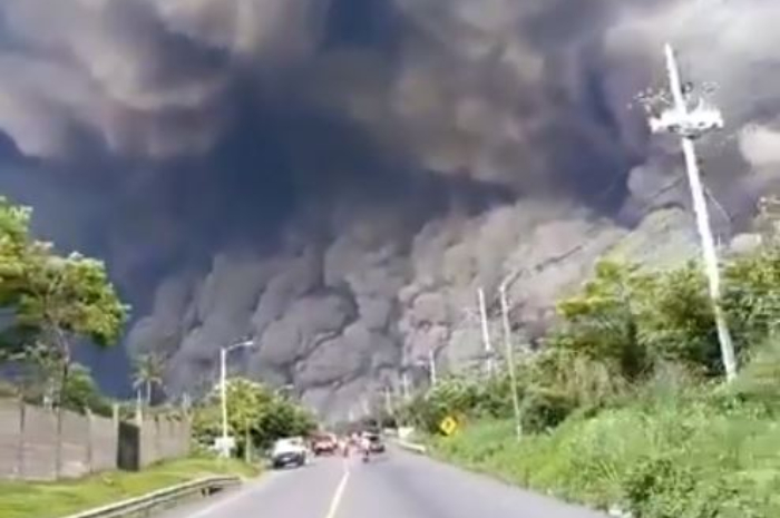 beredar-video-yang-dikabarkan-letusan-gunung-soputan_20181003_153351.jpg