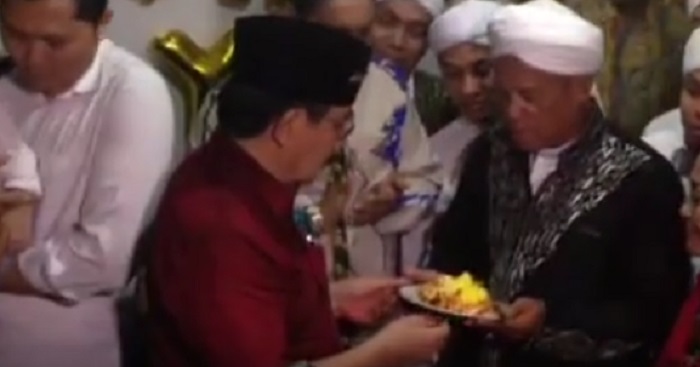 berikan-potongan-tumpeng_20161110_154342.jpg