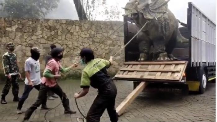 berikut-fakta-di-balik-viralnya-video-dinosaurus-diturunkan-dari-truk.jpg