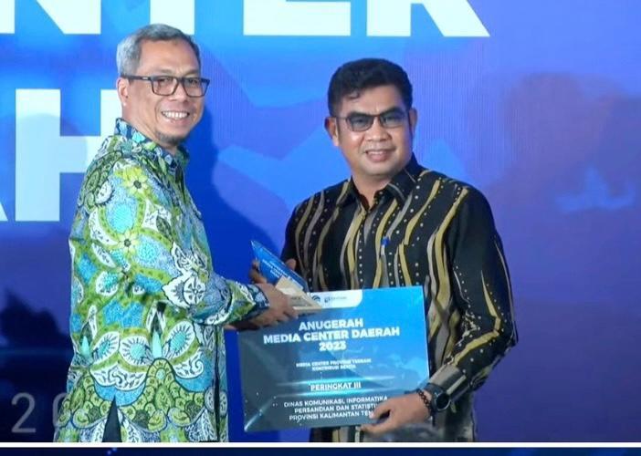 berkontribusi-aktif-dalam-informasi-publik-diskominfosantik-kalteng-raih-penghargaan.jpg