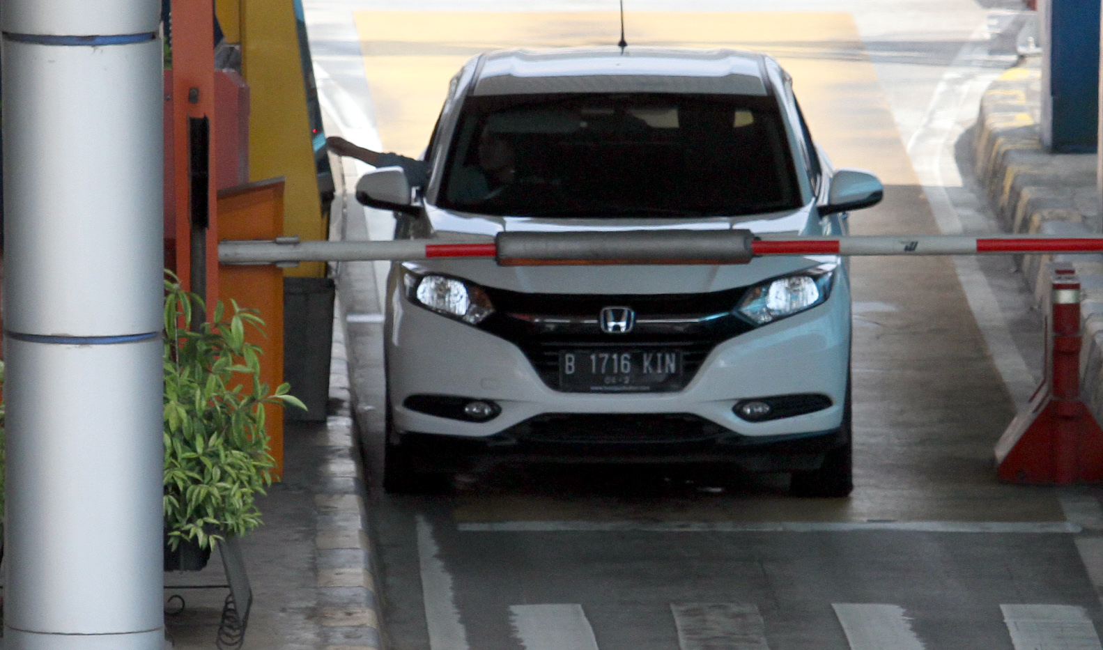 berlakunya-uang-elektronik-untuk-bayar-tol_20170908_183649.jpg