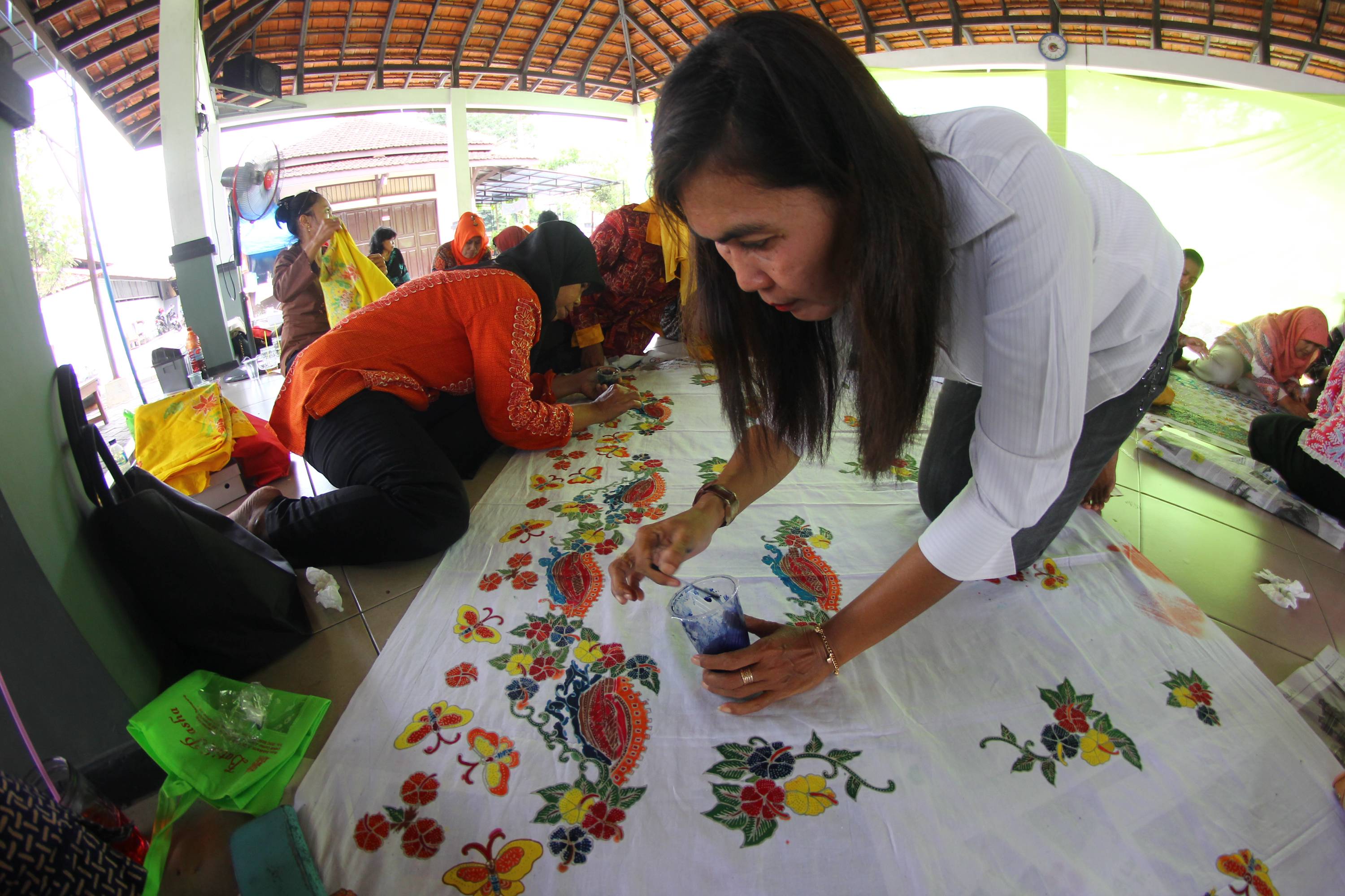 berlatih-membuat-batik-mengembangkan-umkm_20160413_021522.jpg