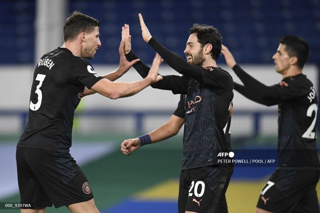 bernardo-silva-tengah-merayakan-bersama-rekan-satu-timnya-setelah-mencetak-gol.jpg