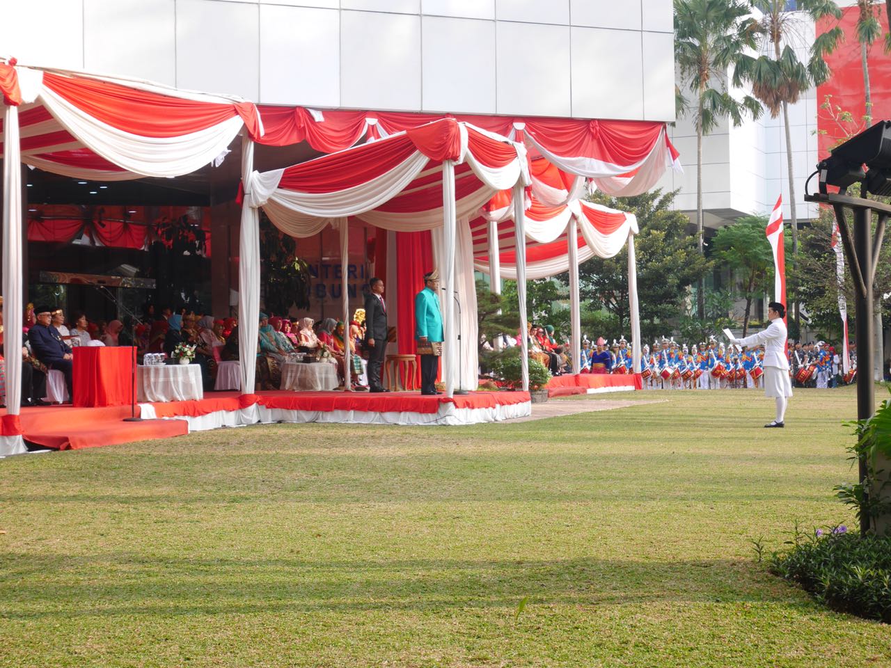 berpakaian-adat-menhub-jadi-inspektur-upacara_20180818_101150.jpg