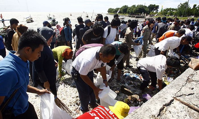 bersih-bersih-pantai_20160403_162754.jpg