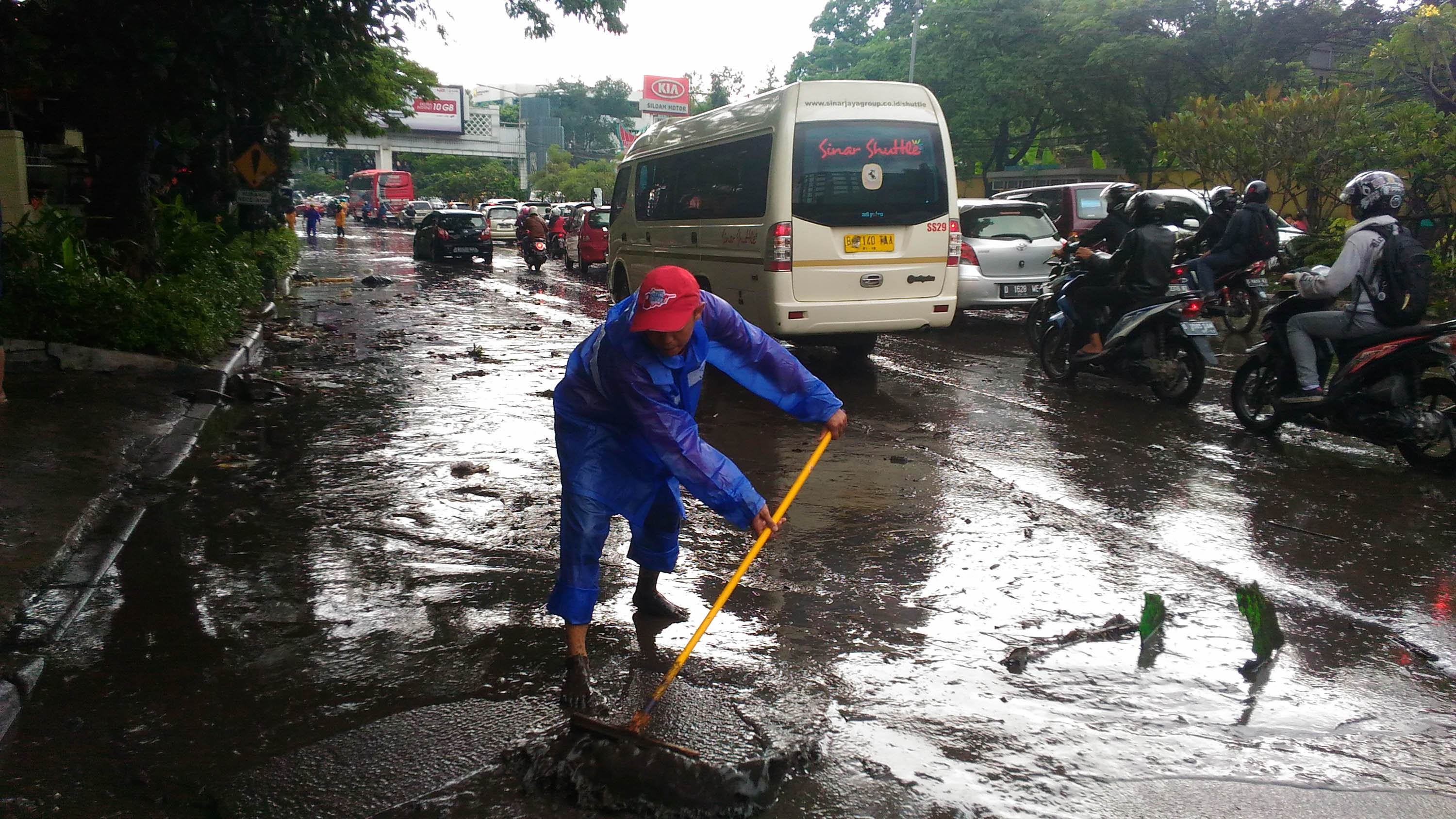 bersihkan-lumpur-banjir-pasteur_20161024_235538.jpg