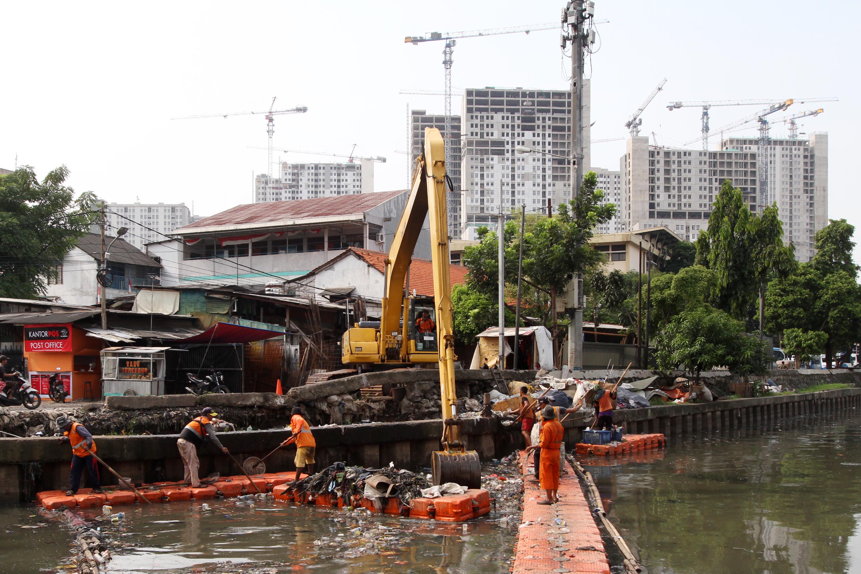 bersihkan-sampah-ibukota_20170411_211910.jpg