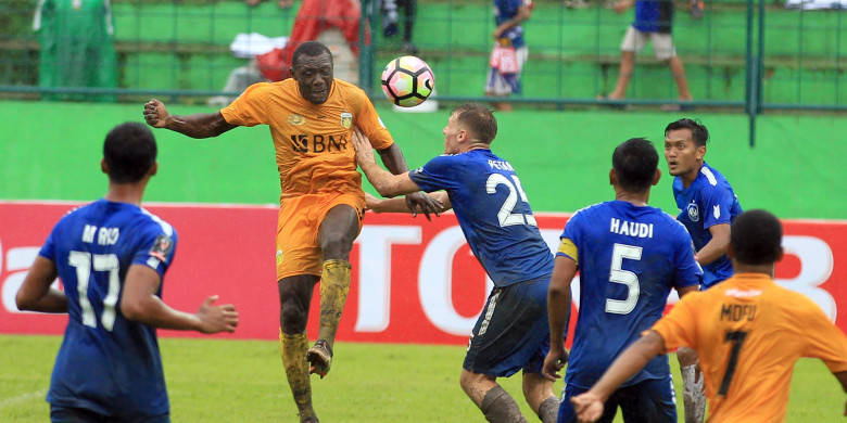 bhayangkara-fc-herman-dzumafo-vs-psis-semarang_20180120_224733.jpg