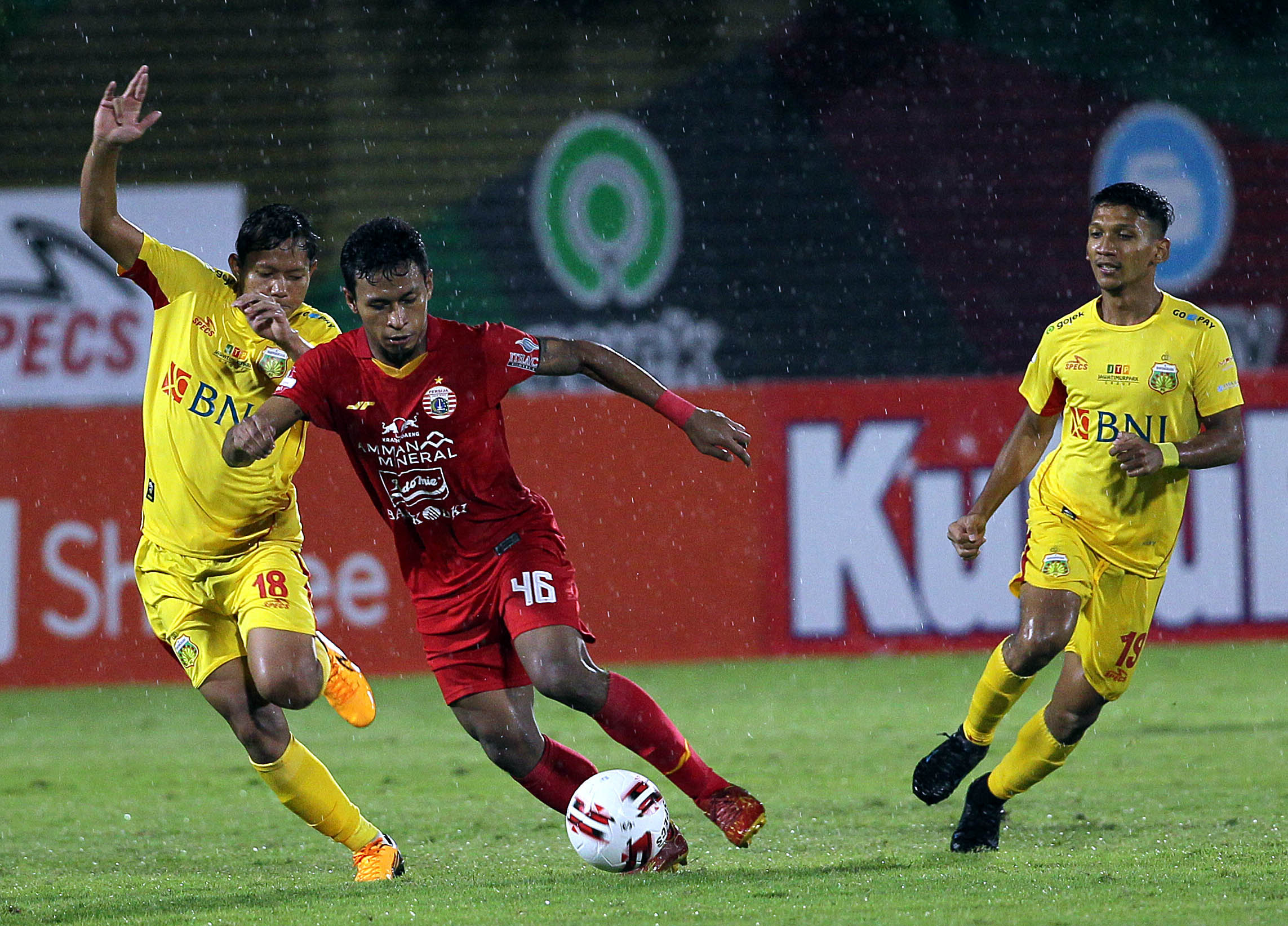 bhayangkara-fc-vs-persija-jakarta-aksi-osvaldo-haay_20200315_013935.jpg