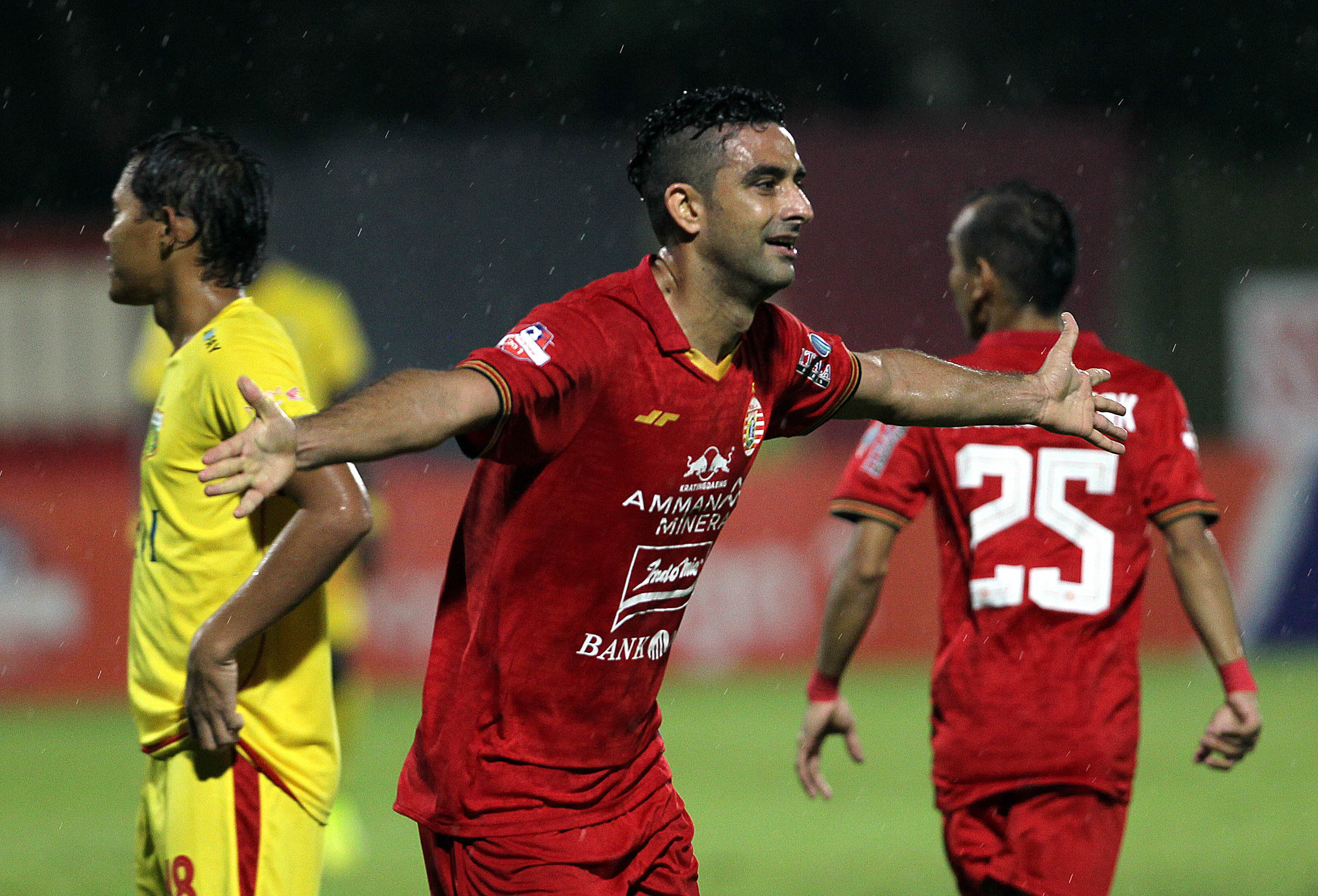 bhayangkara-fc-vs-persija-jakarta-selebrasi-otavio-dutra_20200315_014003.jpg