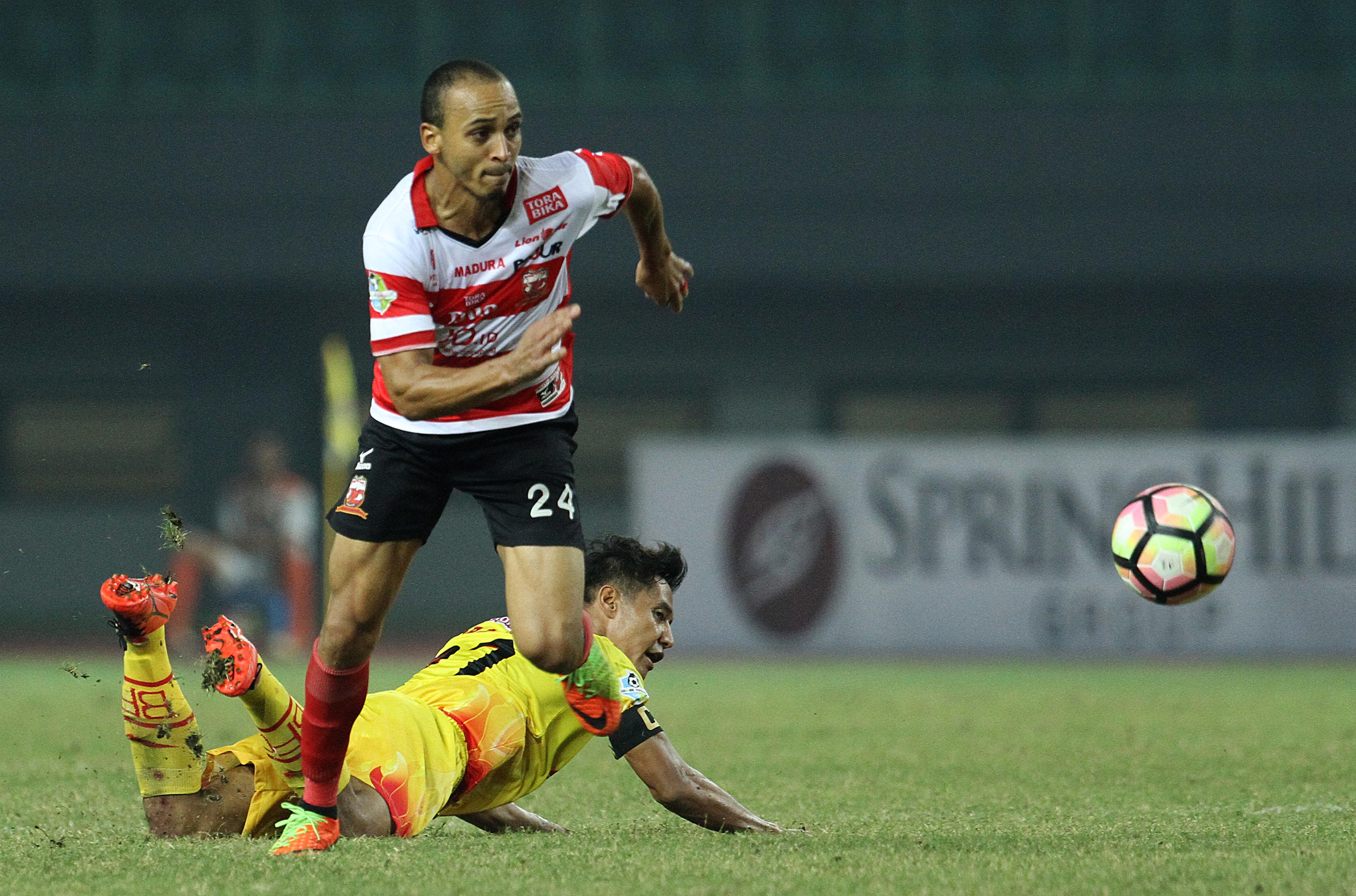 bhayangkara-vs-madura-united_20170714_230425.jpg