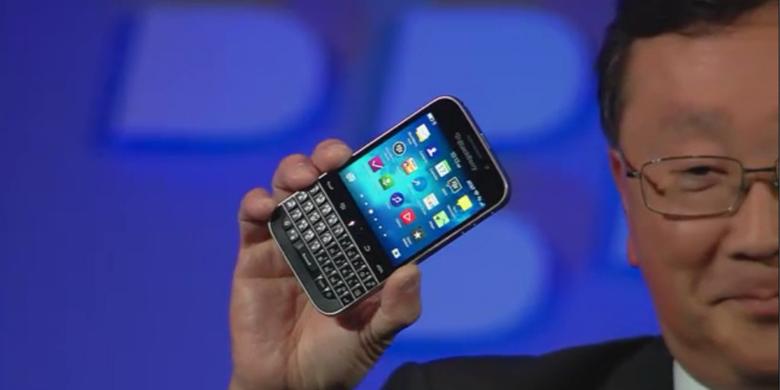 blackberry-classic-sedang-dipamerkan-oleh-john-chen-ceo-blackberry_20141218_101620.jpg