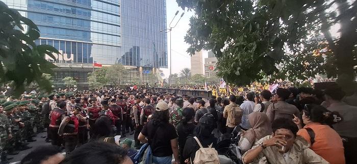 Aksi Menuju Bundaran HI Tertahan, Mahasiswa Berhadapan dengan Blokade Berlapis Polri hingga TNI