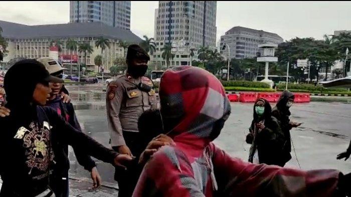 bocah-bekasi-mau-ikut-demo-patung-kuda-ketangkep.jpg