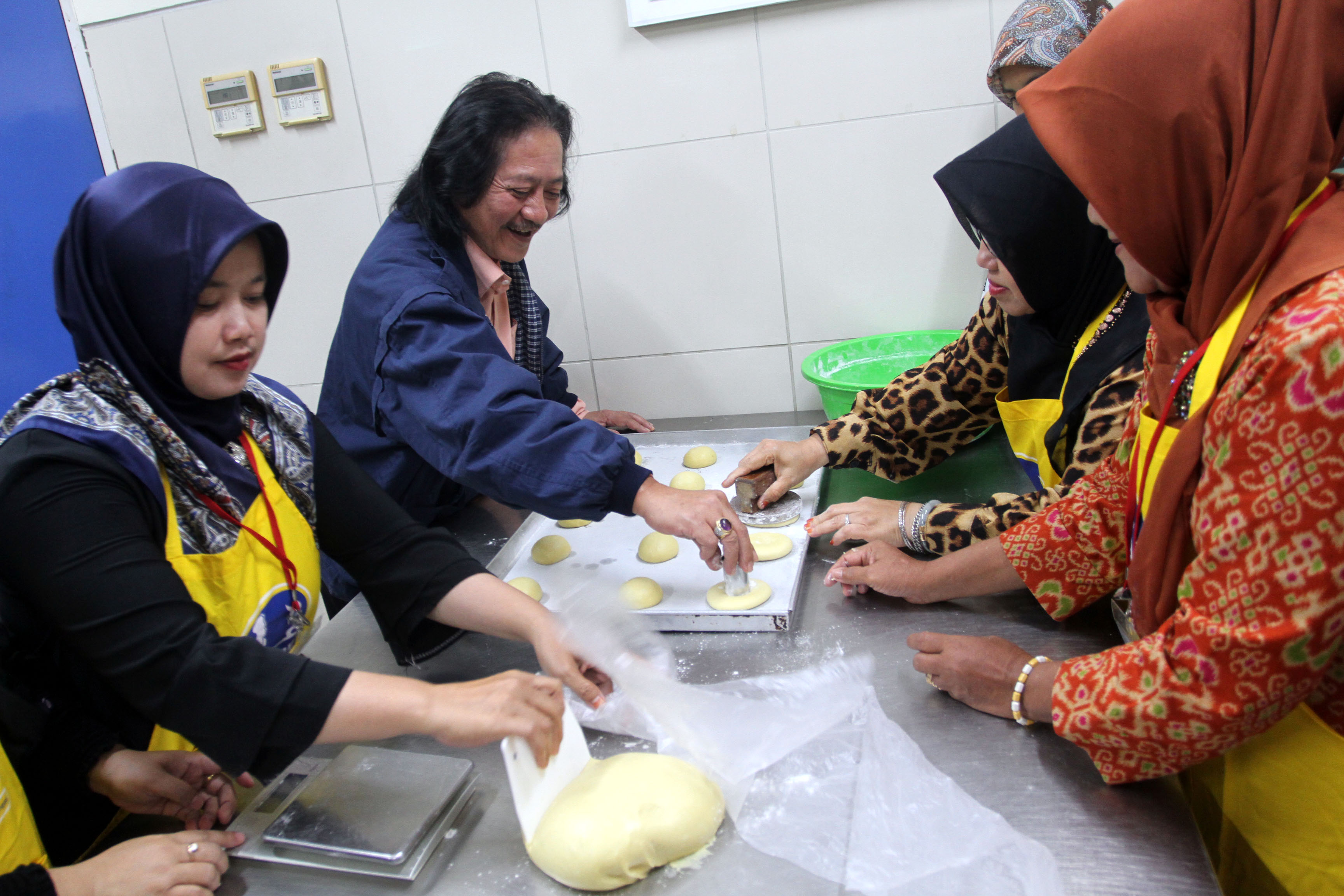 bogasari-adakan-program-pelatihan-santri-membuat-roti_20170801_202339.jpg