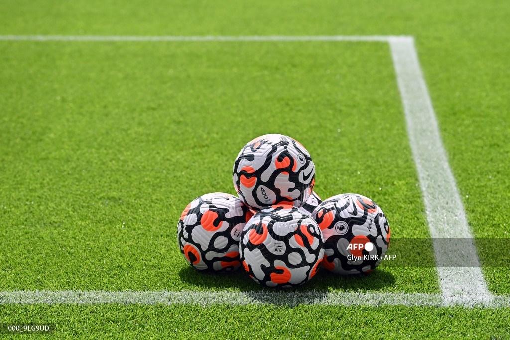 bola-bola-sepak-menumpuk-di-lapangan-jelang-pertandingan.jpg