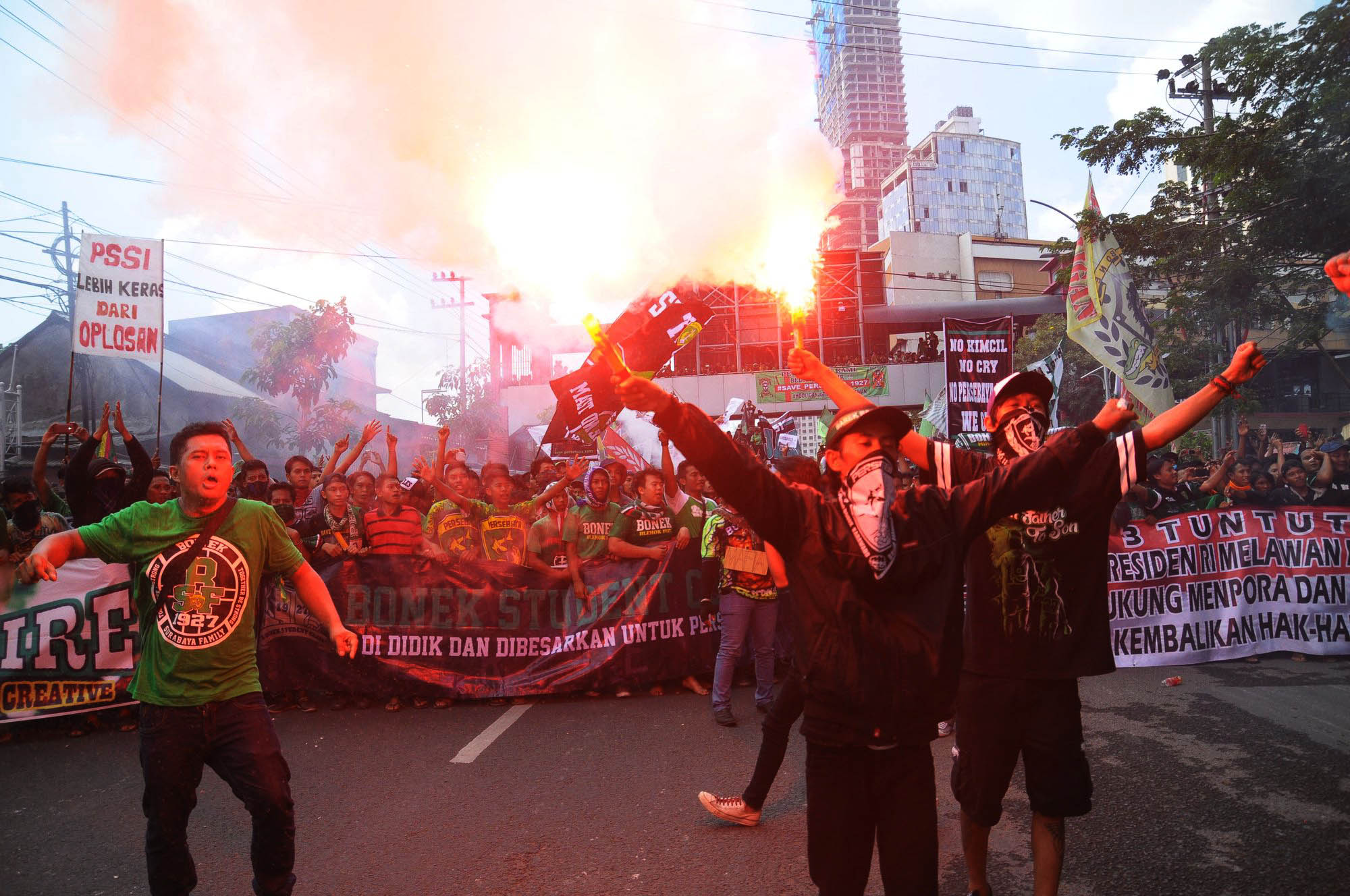 bonek-demo-tolak-klb-pssi_20150418_203949.jpg
