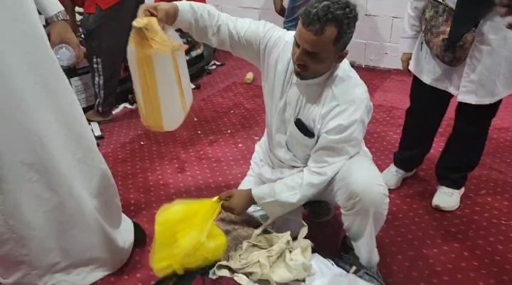 bongkar-koper-isi-air-zamzam.jpg