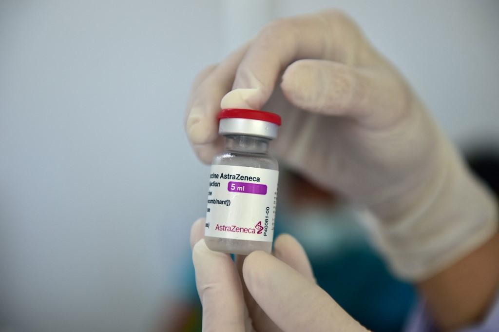 botol-vaksin-virus-corona-astrazenecaoxford-covid-19-narathiwat-thailand.jpg