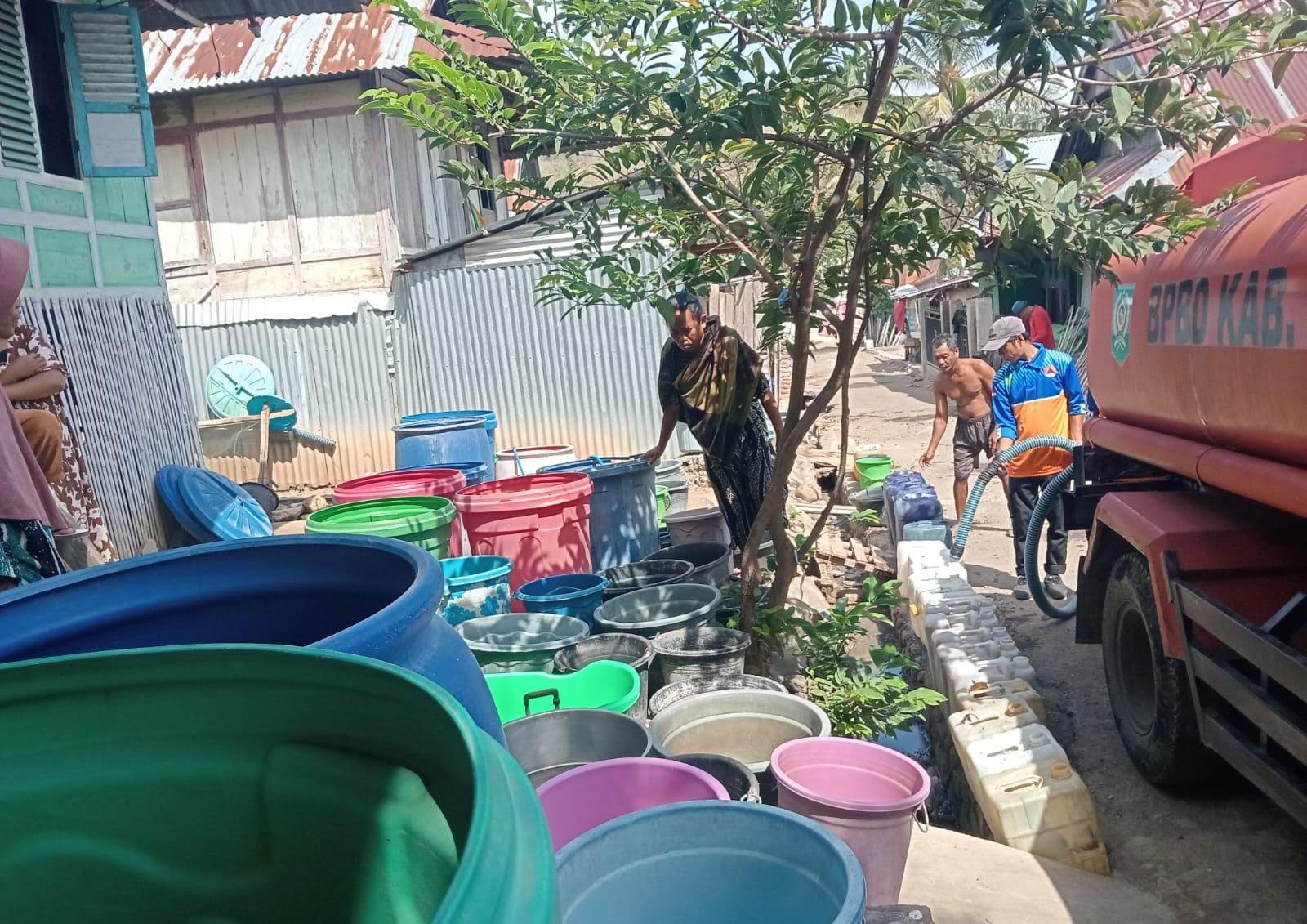 Terdampak Kekeringan, Warga Antre Air Bersih di Kabupaten Bima 