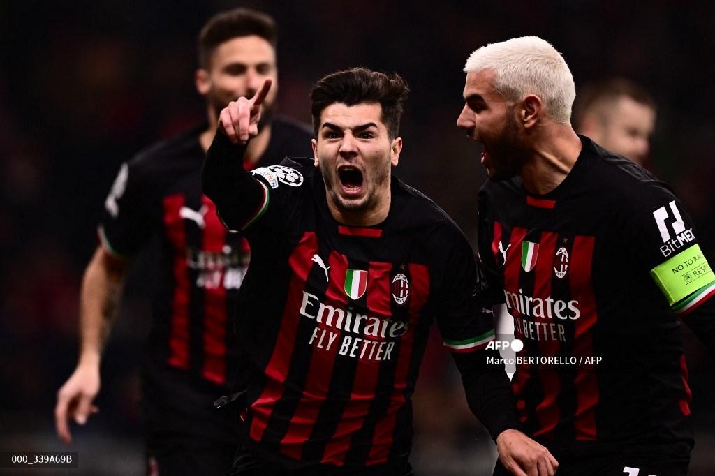 brahim-diaz-tengah-merayakan-dengan-bek-ac-milan-prancis.jpg