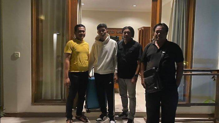 brian-edgar-nababan-manager-binomo-dua-dari-kiri-saat-ditangkap-di-bali.jpg