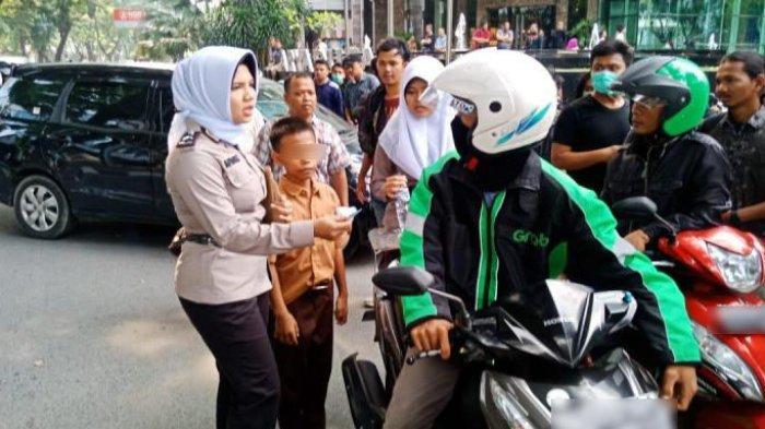 bripka-afika-membantu-siswa-smp-di-saat-kerusuhan.jpg