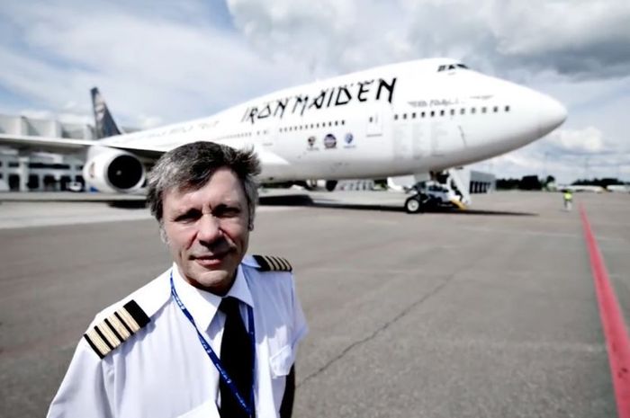bruce-dickinson-bersama-pesawat-resmi-iron-maiden-ed-force-one_20181102_112734.jpg