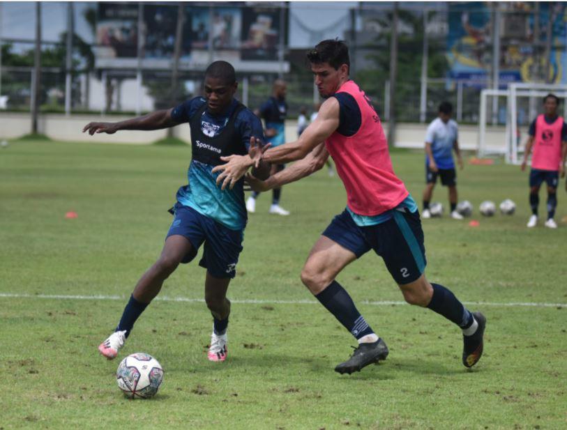 bruno-cantanhede-dikawal-nick-kuipers-dalam-latihan-bersama-persib-bandung.jpg