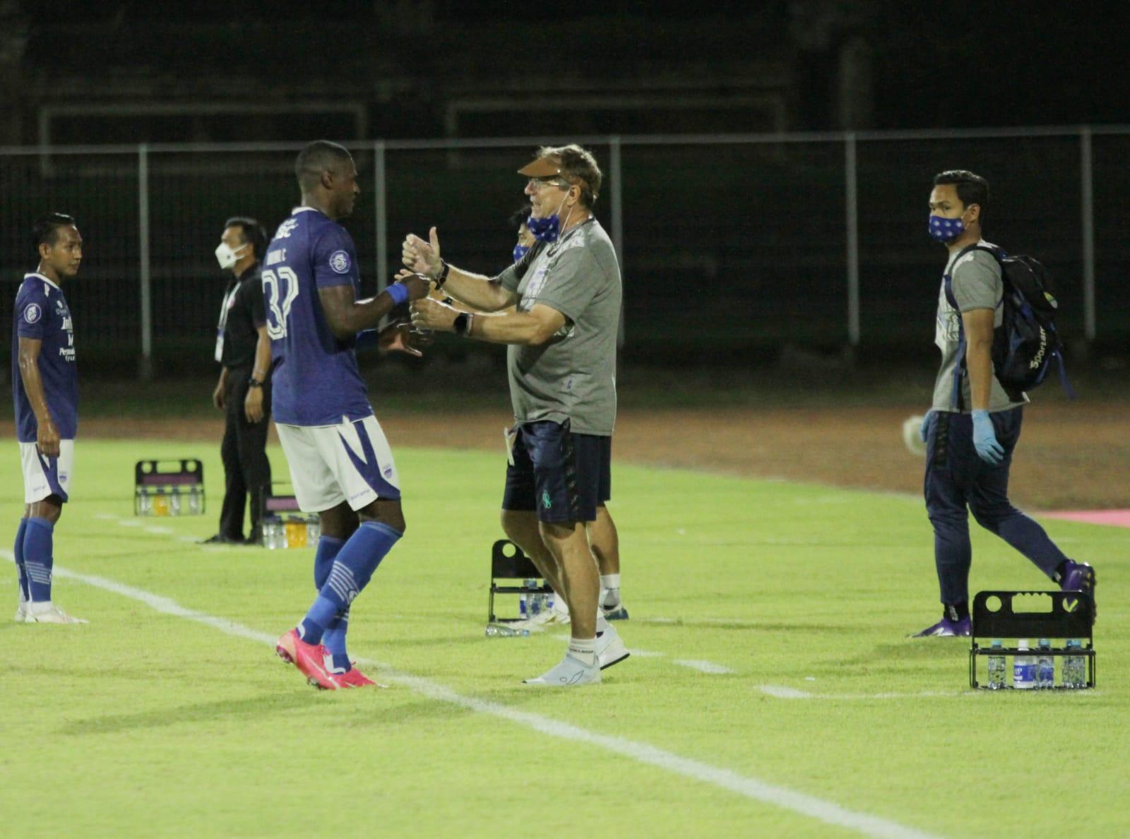Kartu Kuning Unik Pelatih Persib, Robert Alberts: Pemain yang Ledek Wasit, Saya yang Kena
