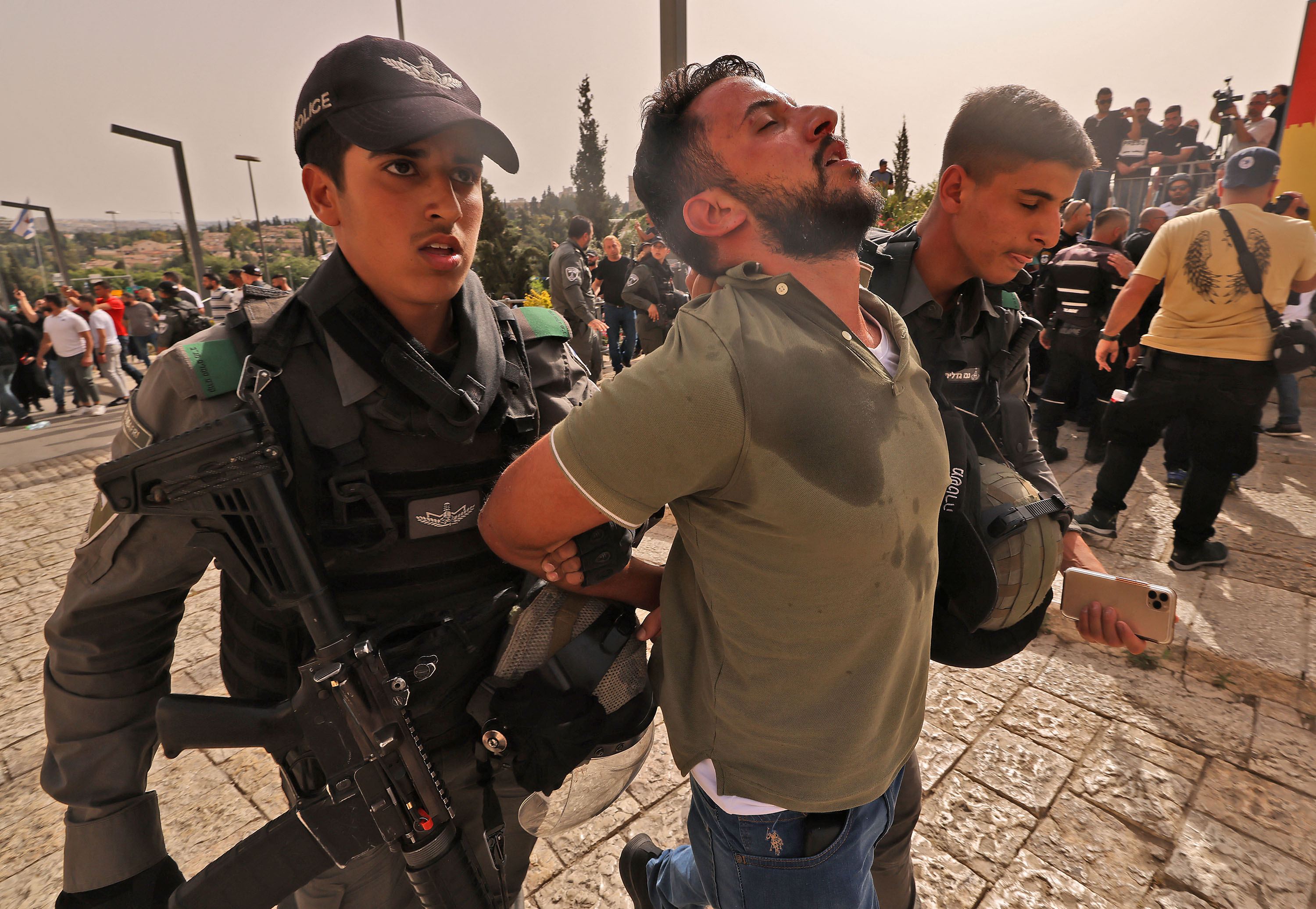 brutal-polisi-israel-serang-pelayat-shireen-abu-akleh_20220513_213130.jpg